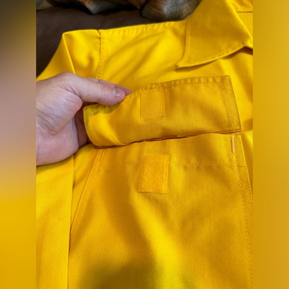 Yellow men’s zip-up chore coat, size large. Very unique - Picture 4 of 5